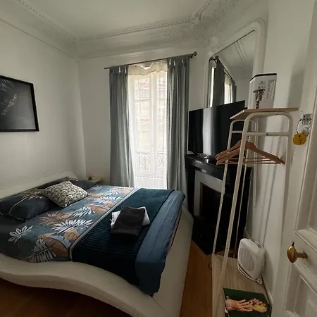 Appartement Beautiful Nearby Champs Elysees Parijs